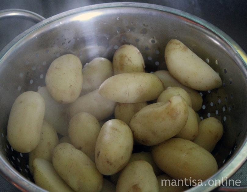 як приготувати молоду картоплю в духовці
